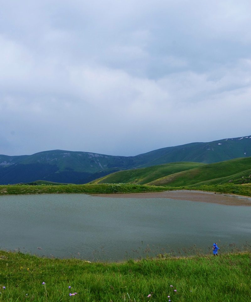 ru-tsaghkunyats-lake-hiking